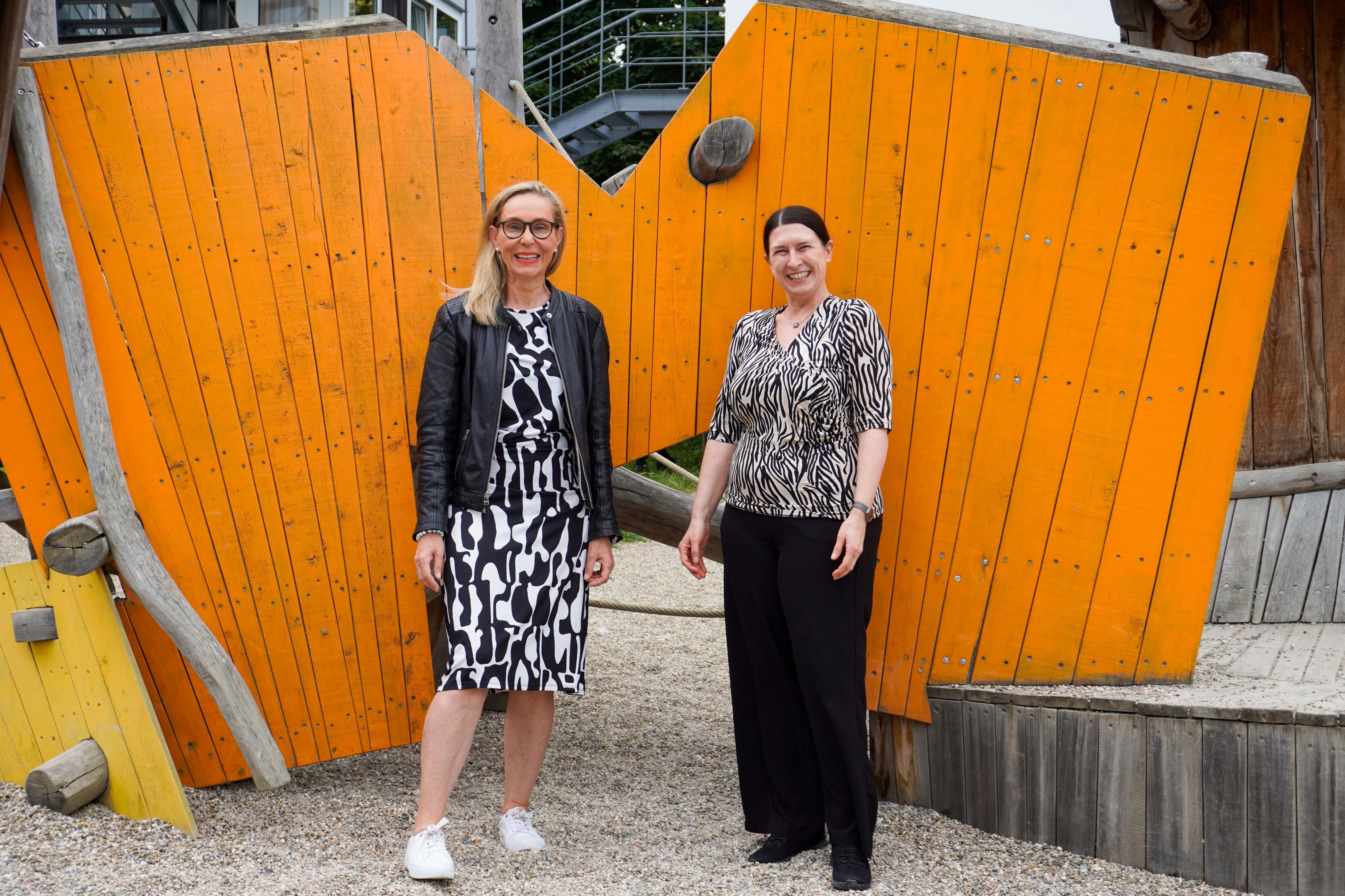 Die Kinder- und Jugendbeauftragte Michaela Ungerer (r.) mit Schulsozialarbeiterin Julia Reinhard